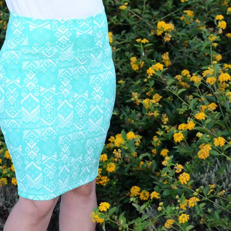 Pencil Skirt + Pattern: A Timeless Outfit Formula Perfect For Mixing It Up  - The Mom Edit